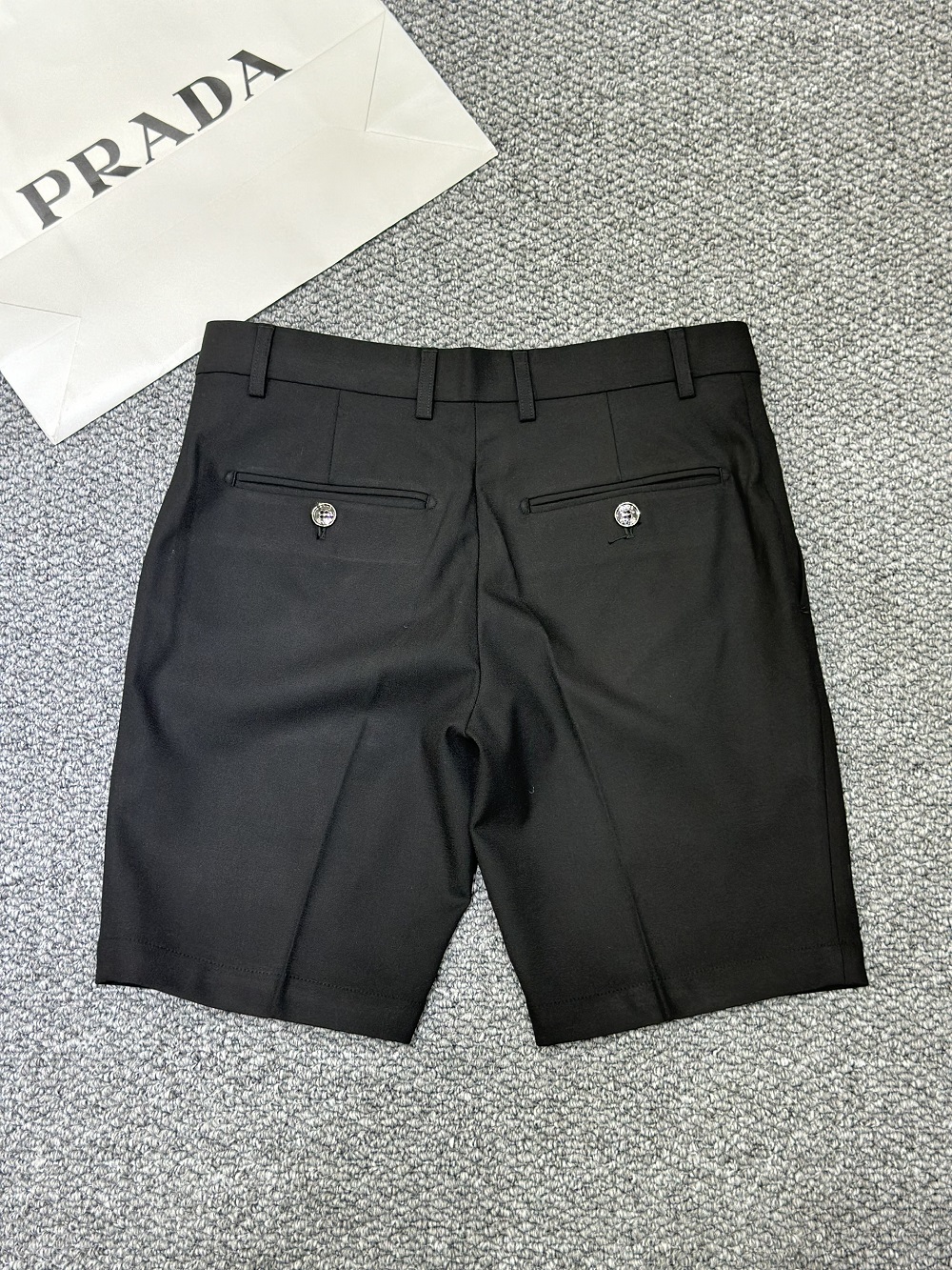 Quần short tây, âu Prada P Đen trơn logo tam giác cạp Like Auth 1-1 on web VTN
